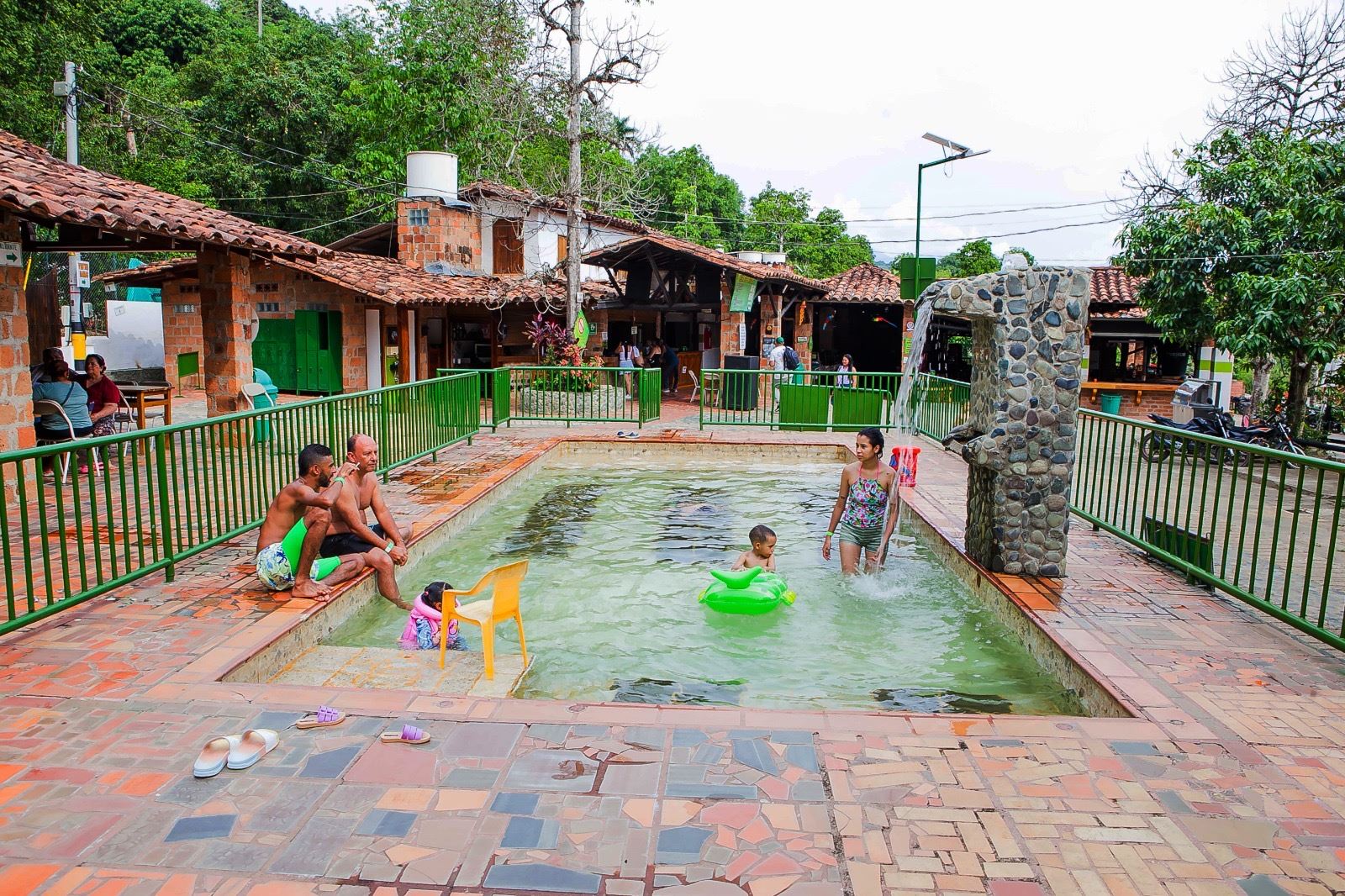 Planes con niños cerca de Medellín — piscinas naturales en familia