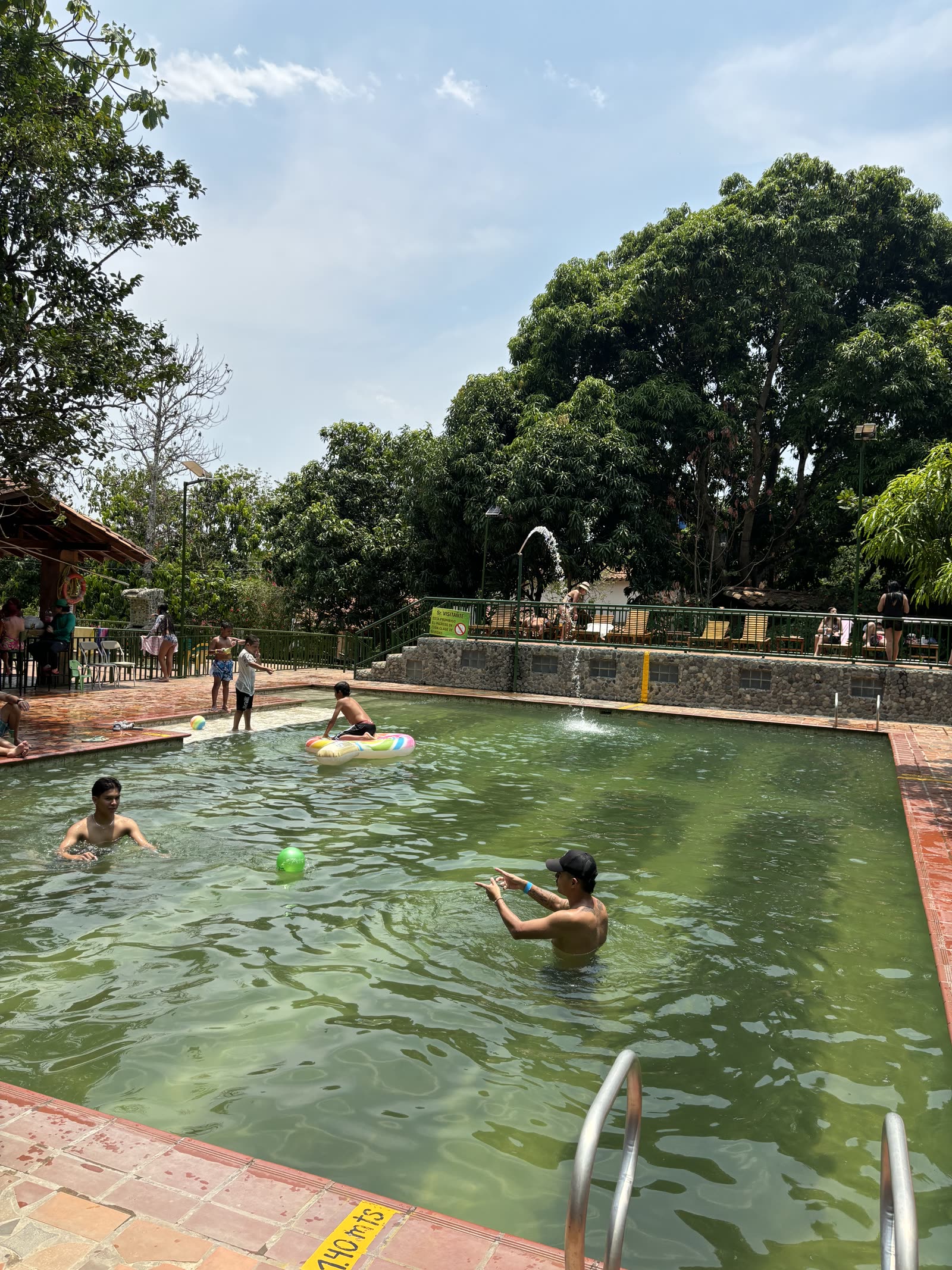 Familia disfrutando las piscinas